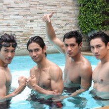 หนุ่มๆในมุกเหลี่ยมเพชร