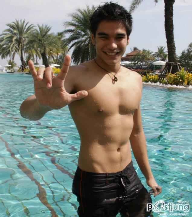 หนุ่มๆในมุกเหลี่ยมเพชร