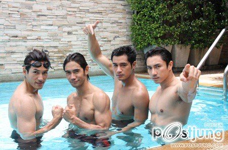 หนุ่มๆในมุกเหลี่ยมเพชร