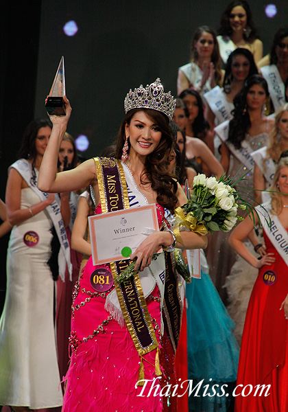 THAILAND wins Miss Tourism Queen International 2011(MTQI) เล็ก-กันตพัฒน์ คว้ามงกุฏเป็นคนแรกของไทย