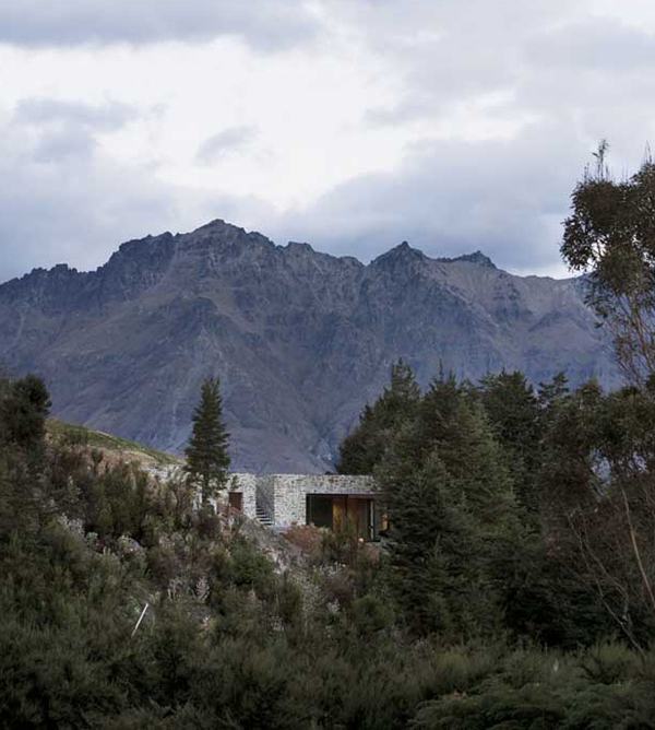 Mountain House Architecture - cozy mountain retreat integrates into surroundings in New Zealand