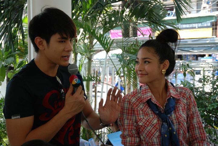 ปุ๊กลุ๊ก และเหล่าดาราช่อง7สี ร่วมแจกปฏิทินปีใหม่ 2555