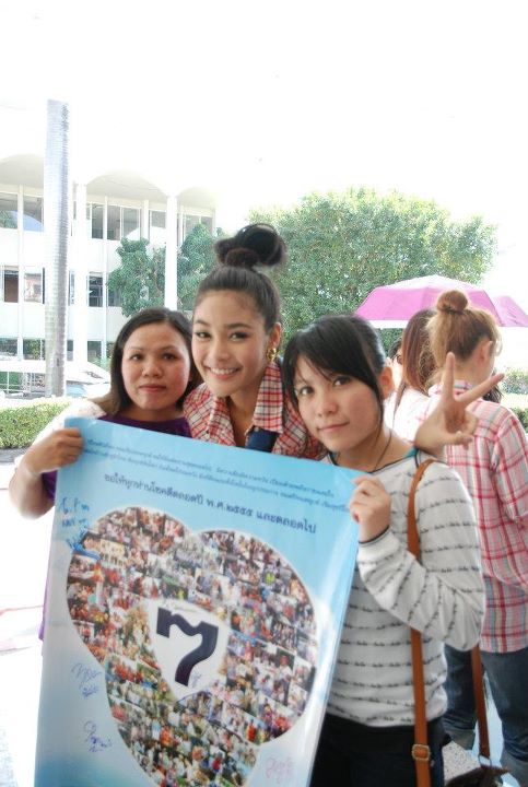 ปุ๊กลุ๊ก และเหล่าดาราช่อง7สี ร่วมแจกปฏิทินปีใหม่ 2555