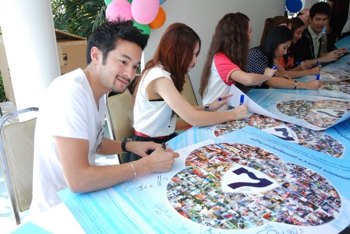 ปุ๊กลุ๊ก และเหล่าดาราช่อง7สี ร่วมแจกปฏิทินปีใหม่ 2555