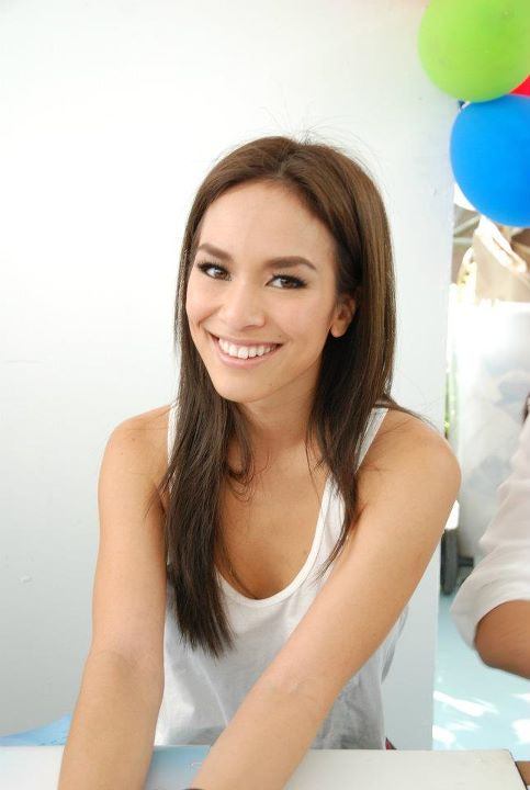 ปุ๊กลุ๊ก และเหล่าดาราช่อง7สี ร่วมแจกปฏิทินปีใหม่ 2555