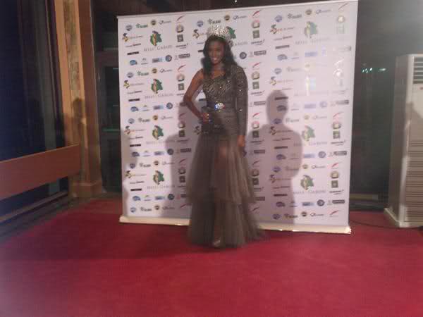 ไม่ชอบให้ชีใส่ชุดสีทึบๆ มันกลืนกับผิวอ่า