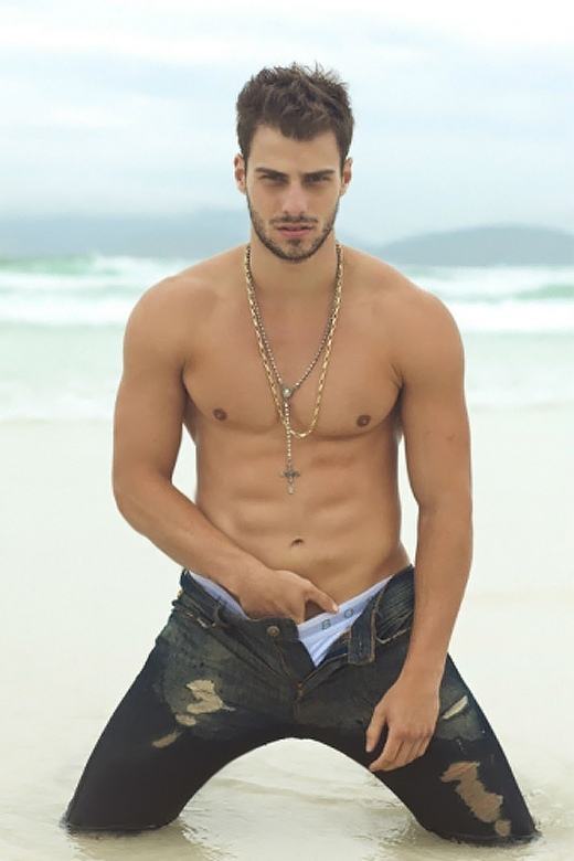 Lucas Malvacini @ Revista Junior #35