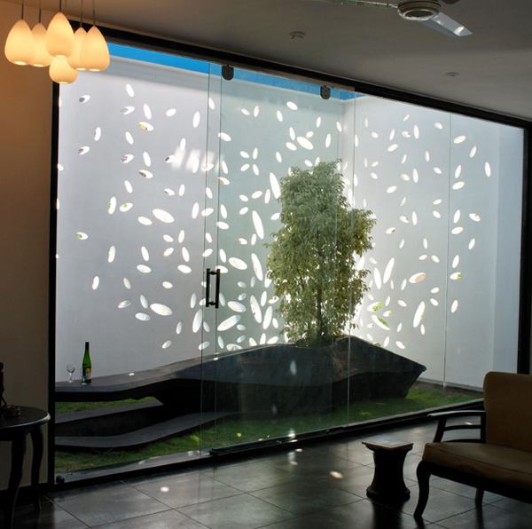 India House Design with Amazing Exterior Walls and Courtyard