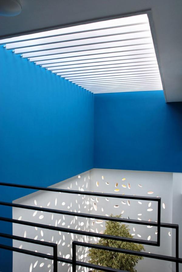 India House Design with Amazing Exterior Walls and Courtyard