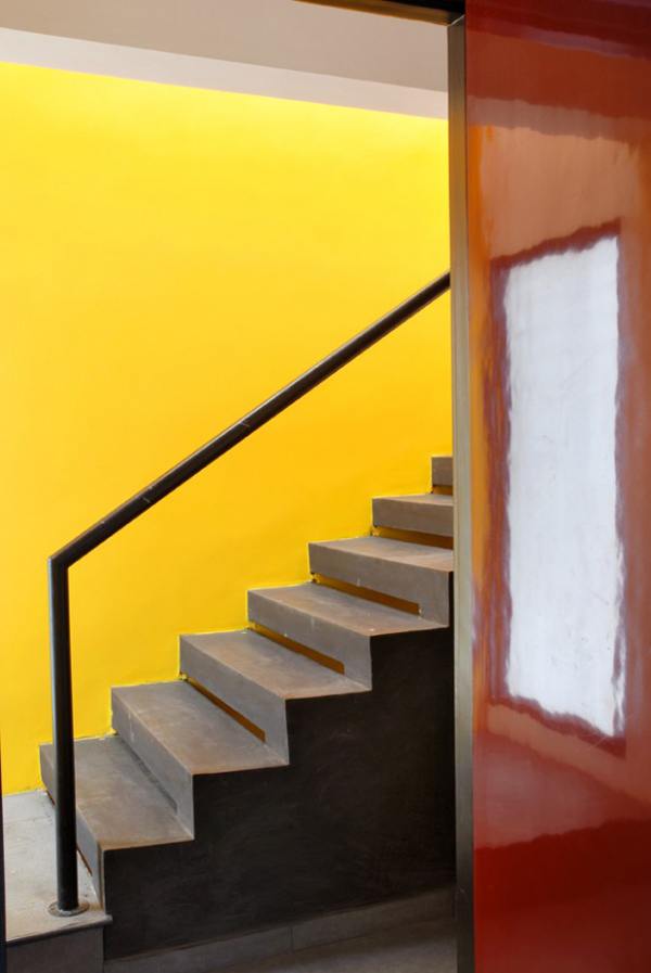 India House Design with Amazing Exterior Walls and Courtyard