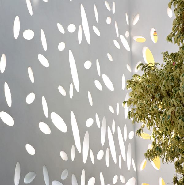 India House Design with Amazing Exterior Walls and Courtyard