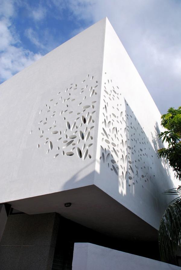 India House Design with Amazing Exterior Walls and Courtyard