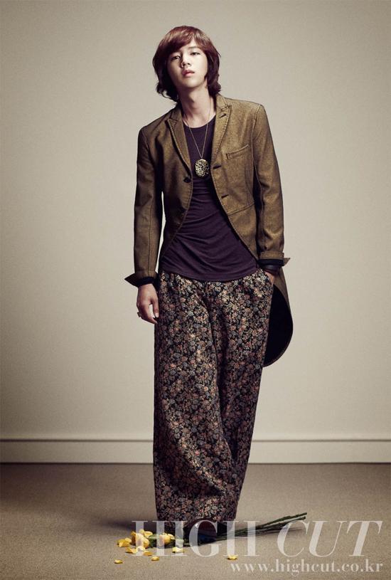 Jang Geun Suk @  High Cut vol.68 jan 5-18, 2012