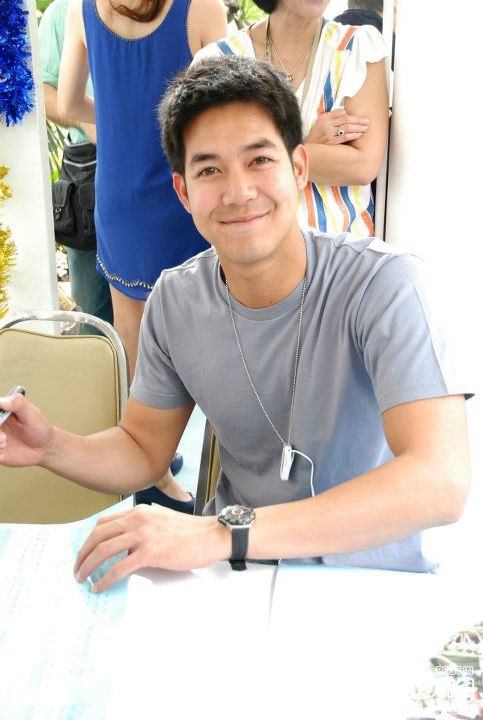 เวียร์ ศุกลวัฒน์ & ดาราช่อง7สี ร่วมแจกปฏิทินปีใหม่ 2555