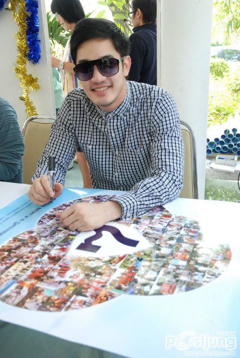 เวียร์ ศุกลวัฒน์ & ดาราช่อง7สี ร่วมแจกปฏิทินปีใหม่ 2555