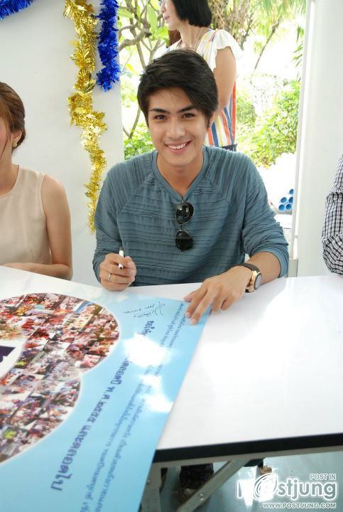 เวียร์ ศุกลวัฒน์ & ดาราช่อง7สี ร่วมแจกปฏิทินปีใหม่ 2555