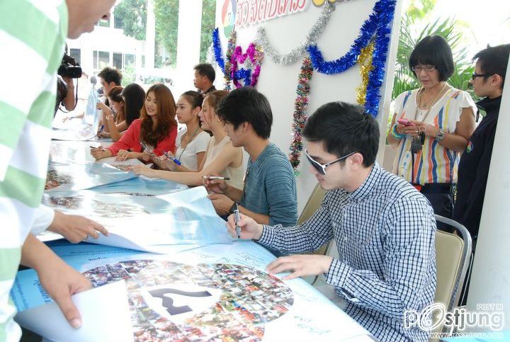 เวียร์ ศุกลวัฒน์ & ดาราช่อง7สี ร่วมแจกปฏิทินปีใหม่ 2555