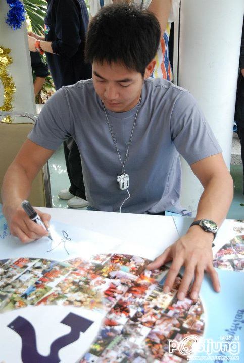 เวียร์ ศุกลวัฒน์ & ดาราช่อง7สี ร่วมแจกปฏิทินปีใหม่ 2555