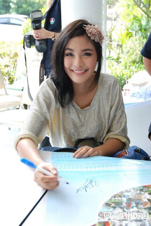 เวียร์ ศุกลวัฒน์ & ดาราช่อง7สี ร่วมแจกปฏิทินปีใหม่ 2555