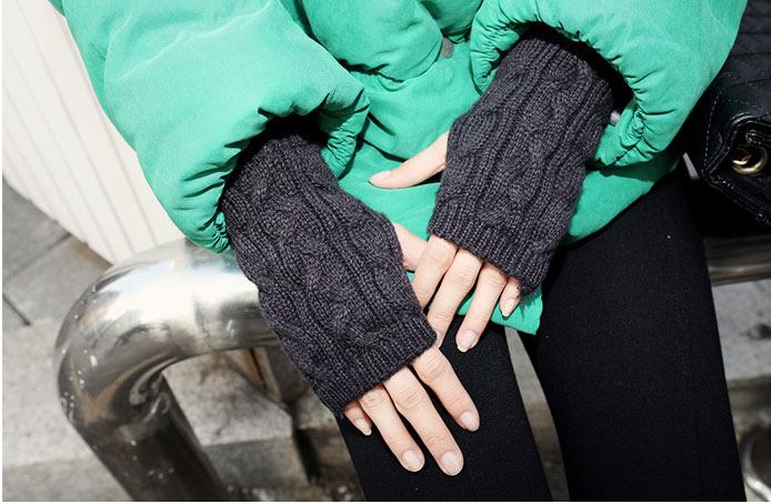 4. ถุงมือเปลือยนิ้ว (Fingerless Gloves)