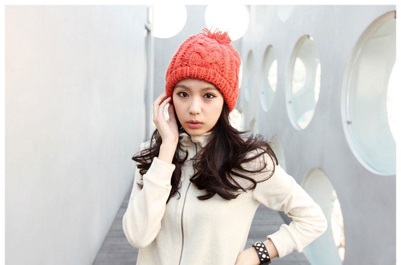 6. หมวกไหมพรวมทรงบีนนี่ (Knit Beanie)