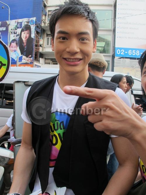 'บี้' บุกสี่แยกกลางกรุง แจกไอคอน 'ณ บัด NOW'