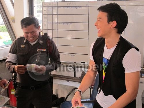 'บี้' บุกสี่แยกกลางกรุง แจกไอคอน 'ณ บัด NOW'