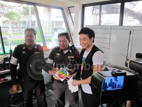 'บี้' บุกสี่แยกกลางกรุง แจกไอคอน 'ณ บัด NOW'