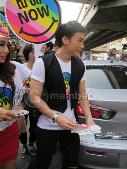 'บี้' บุกสี่แยกกลางกรุง แจกไอคอน 'ณ บัด NOW'