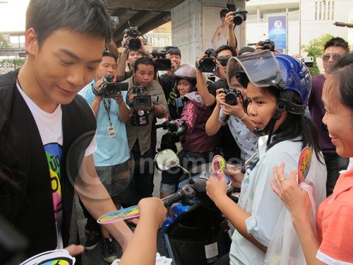 'บี้' บุกสี่แยกกลางกรุง แจกไอคอน 'ณ บัด NOW'