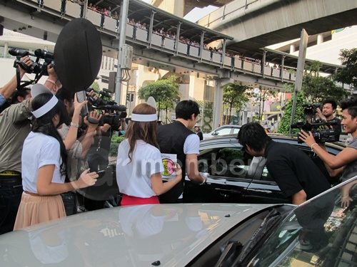 'บี้' บุกสี่แยกกลางกรุง แจกไอคอน 'ณ บัด NOW'