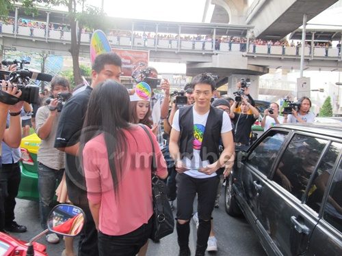 'บี้' บุกสี่แยกกลางกรุง แจกไอคอน 'ณ บัด NOW'