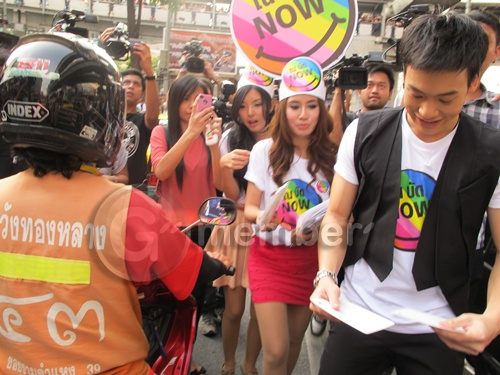 'บี้' บุกสี่แยกกลางกรุง แจกไอคอน 'ณ บัด NOW'