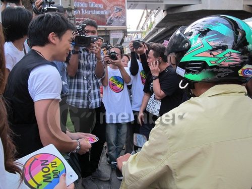 'บี้' บุกสี่แยกกลางกรุง แจกไอคอน 'ณ บัด NOW'