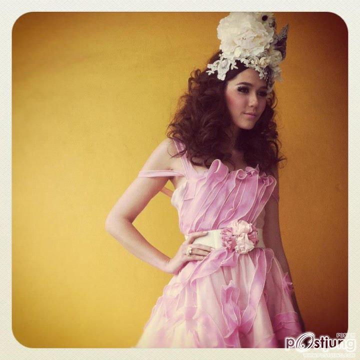 "PIC "สวยๆ " เบื้องหลัง เก๋ๆ  รุ้งระวี  ! "