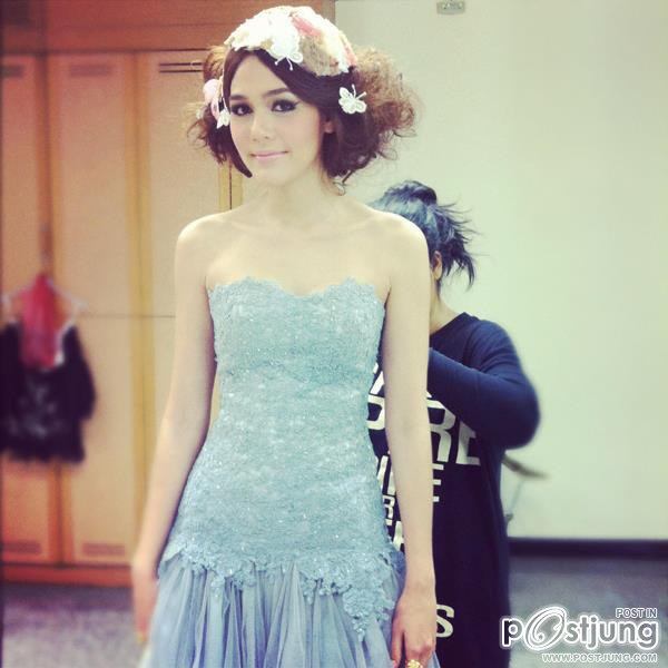 "PIC "สวยๆ " เบื้องหลัง เก๋ๆ  รุ้งระวี  ! "