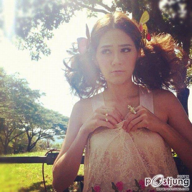 "PIC "สวยๆ " เบื้องหลัง เก๋ๆ  รุ้งระวี  ! "