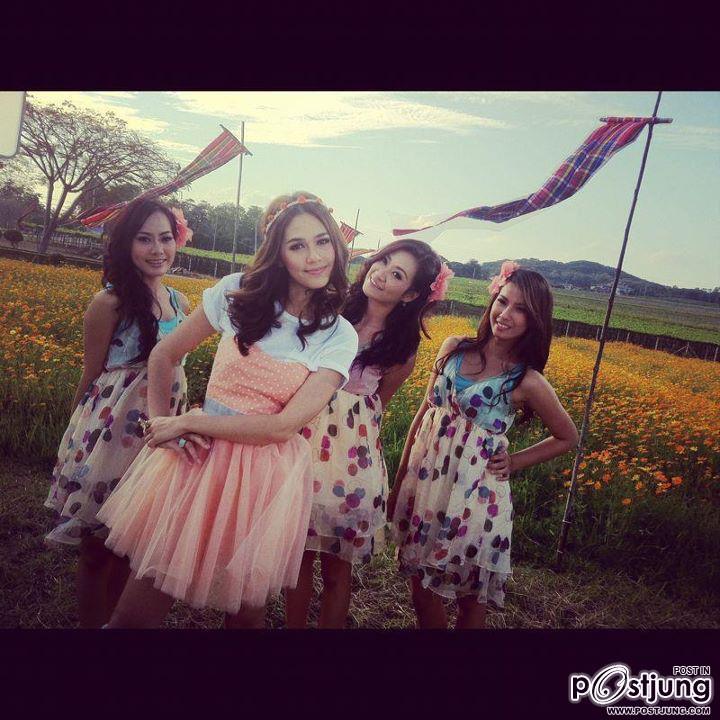 "PIC "สวยๆ " เบื้องหลัง เก๋ๆ  รุ้งระวี  ! "