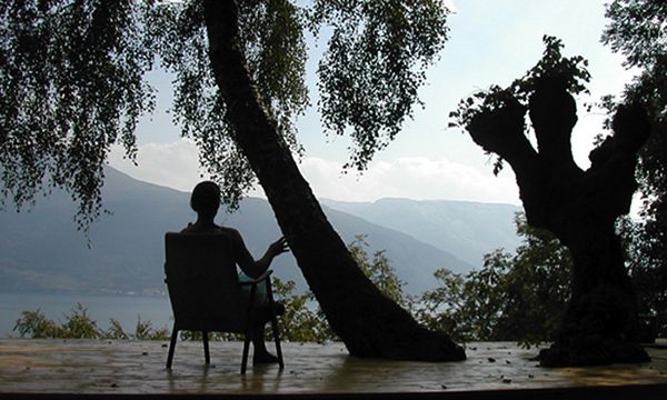 Lake House Architecture with Modern Wraparound Roof