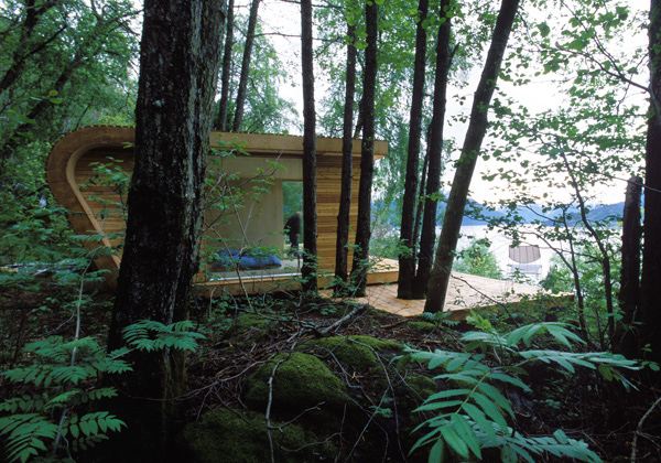 Lake House Architecture with Modern Wraparound Roof