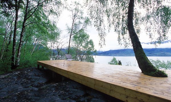 Lake House Architecture with Modern Wraparound Roof