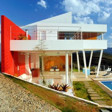 Contemporary Mountain Home in Brazil by architect Ulisses Morato - extreme contrasts!