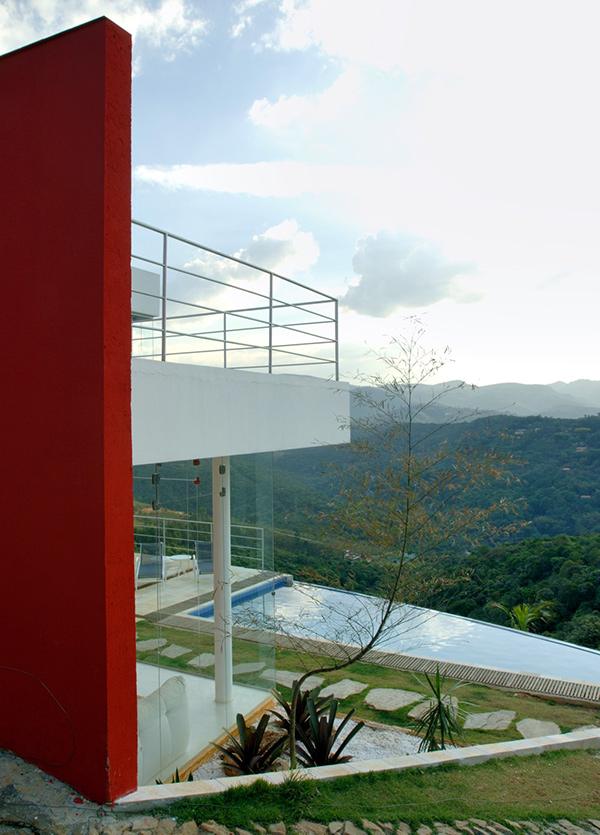 Contemporary Mountain Home in Brazil by architect Ulisses Morato - extreme contrasts!