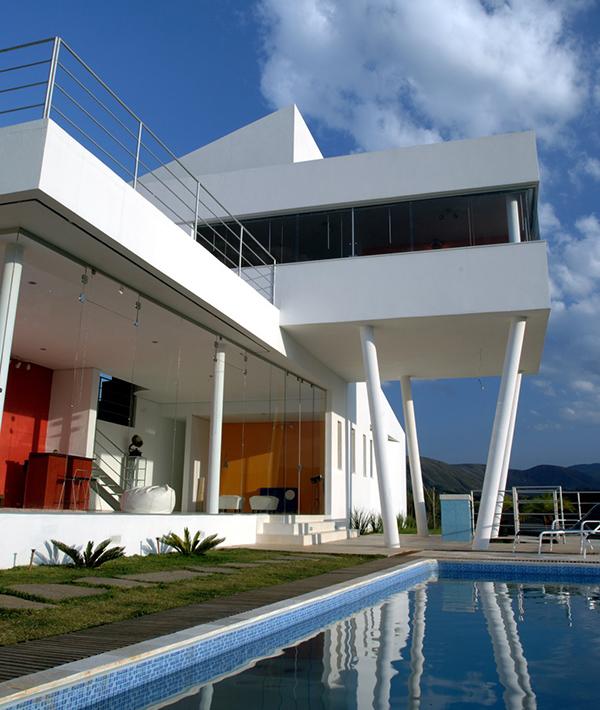 Contemporary Mountain Home in Brazil by architect Ulisses Morato - extreme contrasts!