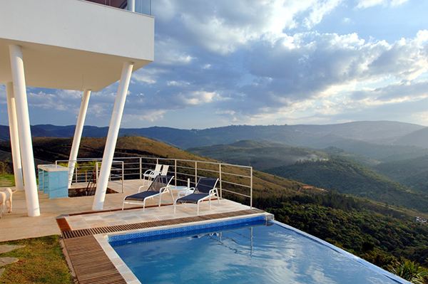 Contemporary Mountain Home in Brazil by architect Ulisses Morato - extreme contrasts!