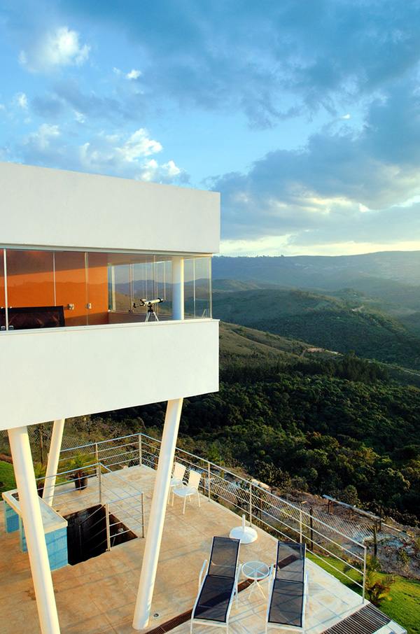 Contemporary Mountain Home in Brazil by architect Ulisses Morato - extreme contrasts!