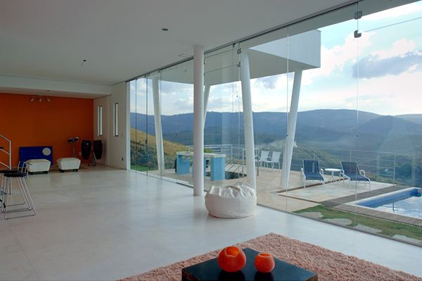 Contemporary Mountain Home in Brazil by architect Ulisses Morato - extreme contrasts!