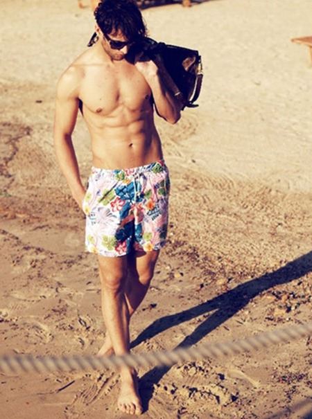 ELLE MAN: YAHYA DOĞU DEMIR IN "MAN ON THE BEACH" BY PHOTOGRAPHER &Uuml;MIT SAVACI