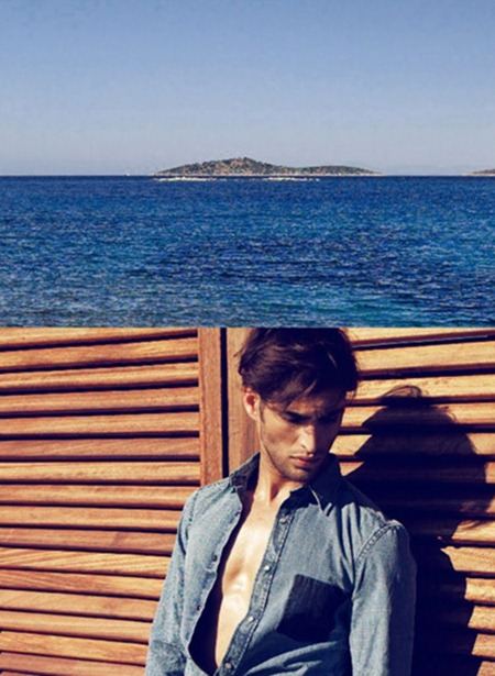 ELLE MAN: YAHYA DOĞU DEMIR IN "MAN ON THE BEACH" BY PHOTOGRAPHER &Uuml;MIT SAVACI