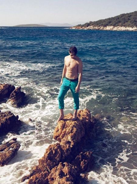 ELLE MAN: YAHYA DOĞU DEMIR IN "MAN ON THE BEACH" BY PHOTOGRAPHER &Uuml;MIT SAVACI